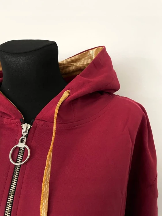 Bordowa rozpinana bluza oversize plus size z kapturem i żółtymi wstawkami